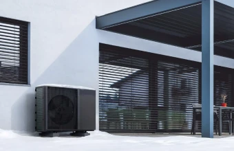 Samsung EHS MONO HT Quiet 12kW trifazis šilumos siurblys AE120BXYDGG/EU prie namų