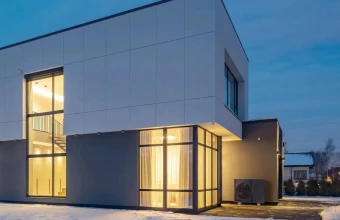 Samsung EHS MONO HT Quiet 14kW vienfazis šilumos siurblys AE140BXYDEG/EU prie namų