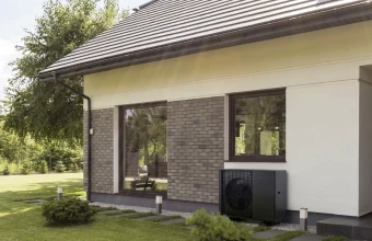 Samsung EHS MONO HT Quiet 8kW vienfazis šilumos siurblys AE080BXYDEG/EU prie namų